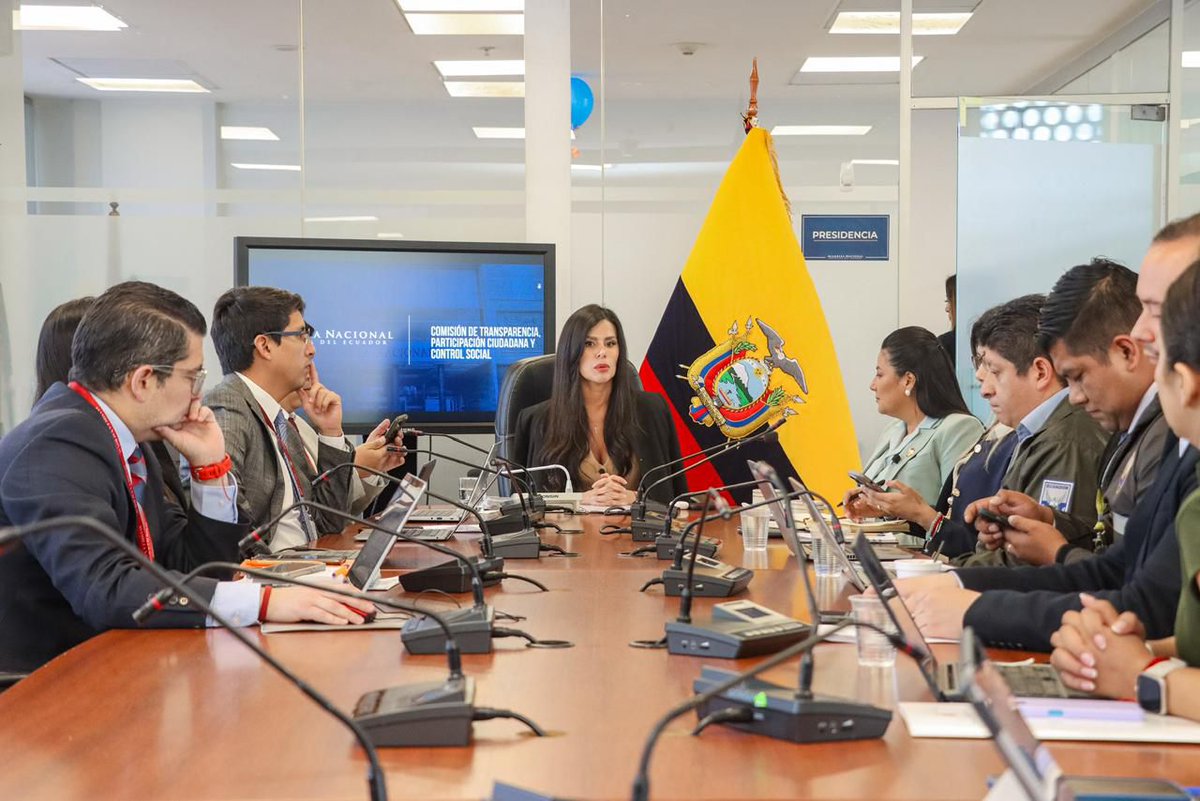 AMEcuador's tweet photo. La presidenta de la AME, @YuriColoradoEsm, participó en la Comisión de Transparencia, Participación Ciudadana y Control Social, junto a delegaciones de la Vicepresidencia de la República y la Policía Nacional del Ecuador, para tratar el proyecto de ley orientado a prevenir y erradicar el reclutamiento y utilización de niñas, niños y adolescentes en el crimen.

Desde la AME ratificamos el compromiso de los 222 cantones del país con la protección, el cuidado y la seguridad de la ciudadanía.🇪🇨