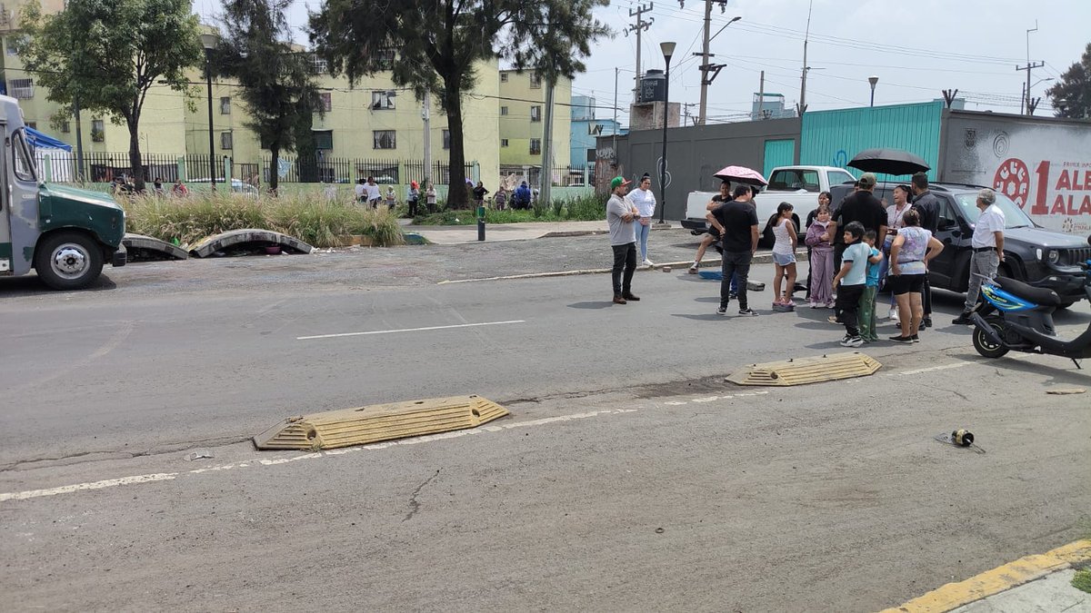 trafico889's tweet photo. ¡Aviso! #Bloqueo en Eje 5 Sur a la altura de Rosario Castellanos con dirección a Periférico. Tus alternativas: Calz. Ignacio Zaragoza y Eje 8 Sur. https://t.co/hEwRO4NgwO