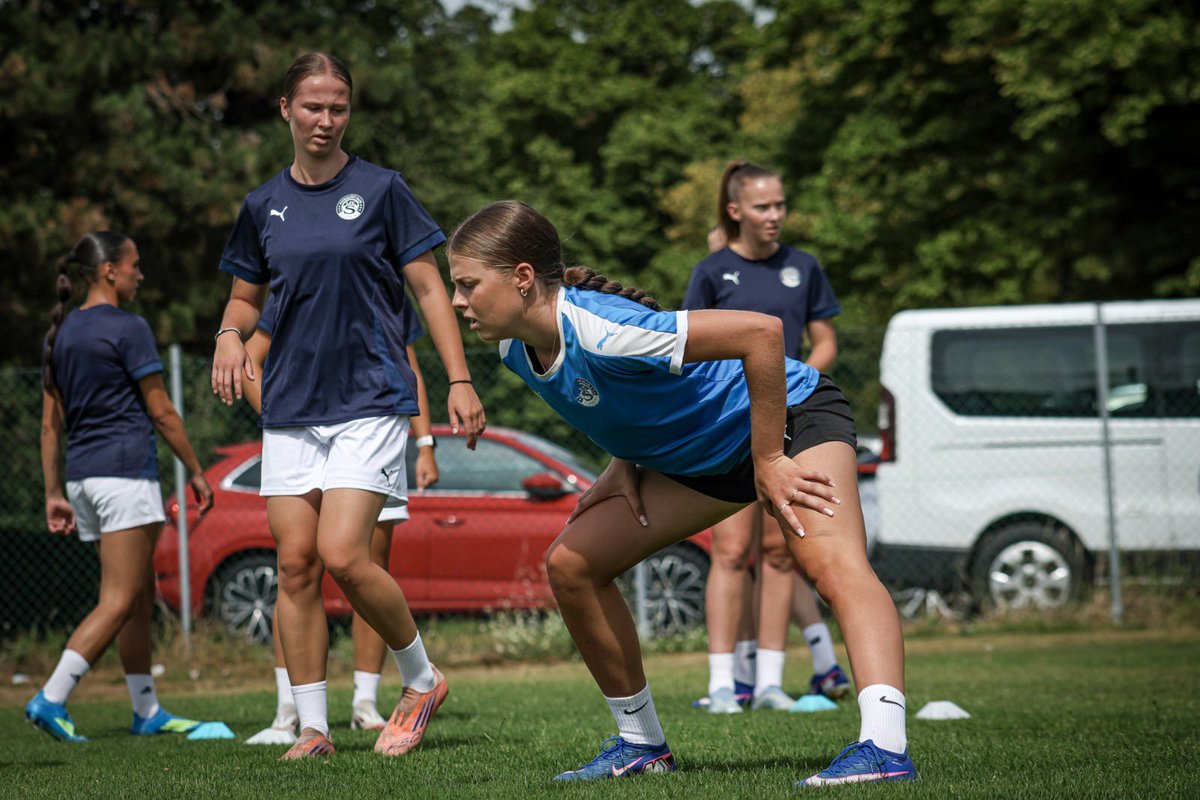 1FCSzeny's tweet photo. Tým dnes poprvé v rámci letní přípravy vyběhl na trávník. Úvodní tréninkové dávky máme splněné a příprava na nadcházející sezónu tak začíná nabírat na obrátkách. Jak vypadal první den na hřišti? Podívejte se na fotky! 👇
#spolu #zaslovacko https://t.co/WIXBw9lNxu