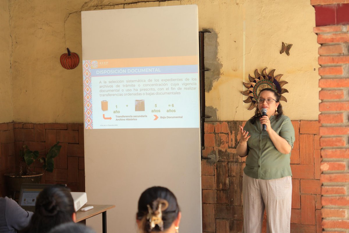 Gob_Xoxocotlan's tweet photo. 📂 Una administración pública eficiente también se construye mediante la capacitación continua. Personal del Ayuntamiento de Santa Cruz Xoxocotlán participó en una jornada impartida por el Archivo General del Estado de Oaxaca, enfocada en la gestión documental, organización y conservación de archivos.

📑 Los conocimientos adquiridos fortalecerán el manejo de la documentación que se genera diariamente, contribuyendo a procesos administrativos más ordenados, eficientes y transparentes en beneficio de la ciudadanía.

#SeguimosTransformandoPorTuBienestar