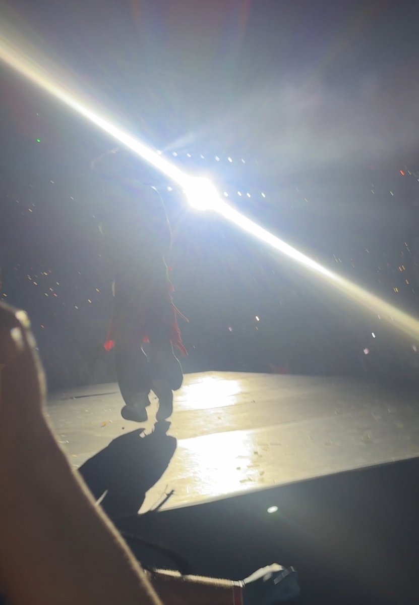 gothniing's tweet photo. O Allianz ainda vai me pagar por causa dessa luz horrenda que acabou com os meus videos 👎 https://t.co/8BFCto5w3F