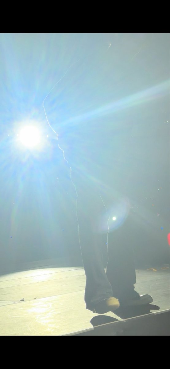 gothniing's tweet photo. O Allianz ainda vai me pagar por causa dessa luz horrenda que acabou com os meus videos 👎 https://t.co/8BFCto5w3F