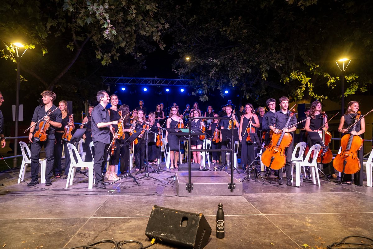 AAMOliva's tweet photo. 🎶 La nostra Orquestra Simfònica, junt amb el prestigiós grup LYBERIC, i sota la direcció del mestre Miguel Ángel Grau Martínez, van oferir dissabte un gran Espectacle Simfònic dedicat al nostre president Juan Carlos Morera.
ℹ️ https://t.co/AM0T5UOfO4 https://t.co/colXd6RRr0