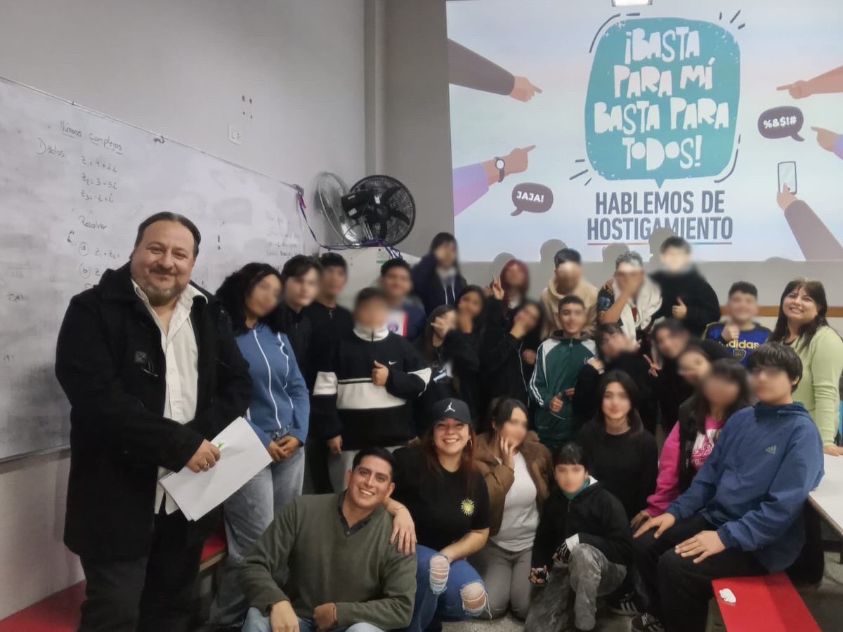SanJustodppba's tweet photo. BASTA PARA MI, BASTA PARA TODOS ✋🏼
Visitamos las escuelas de La Matanza con este taller que busca concientizar sobre el hostigamiento escolar y los efectos negativos que tiene en los estudiantes involucrados. https://t.co/hk9IyG5ZH1