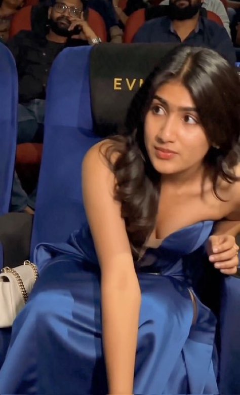 Posex6969's tweet photo. #RiyaShibu riya wtf damnn munda ennama maarita mallu katta ava nadaka kulla andha gown ah pudichi izuthu okkanum emma uffh🥵👅 https://t.co/bGAsfkZ4PK