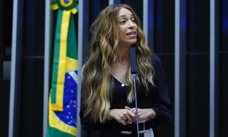PCO29's tweet photo. “Um cidadão publicou na internet o nome de batismo da Erika Hilton, foi processado e condenado.”

Rui Costa Pimenta, pré-candidato à presidência da República, comenta na Análise Política da Semana, na Causa Operária TV: 

“Quer dizer, o juiz entendeu que isso é discurso de ódio contra transexuais, você publicar o nome de batismo da pessoa. 

Nós já falamos das mulheres feministas que foram processadas porque falaram que a Érika Hilton na realidade é um homem.

O STF estabeleceu o seguinte: se existe injúria racial, injúria contra A, B, C, D, E, F, G, H, também é injúria racial. A mesma coisa.

Ninguém nunca escreveu a lei, mas o STF estabeleceu a lei. Então a gente vive no reino do desconhecido.”