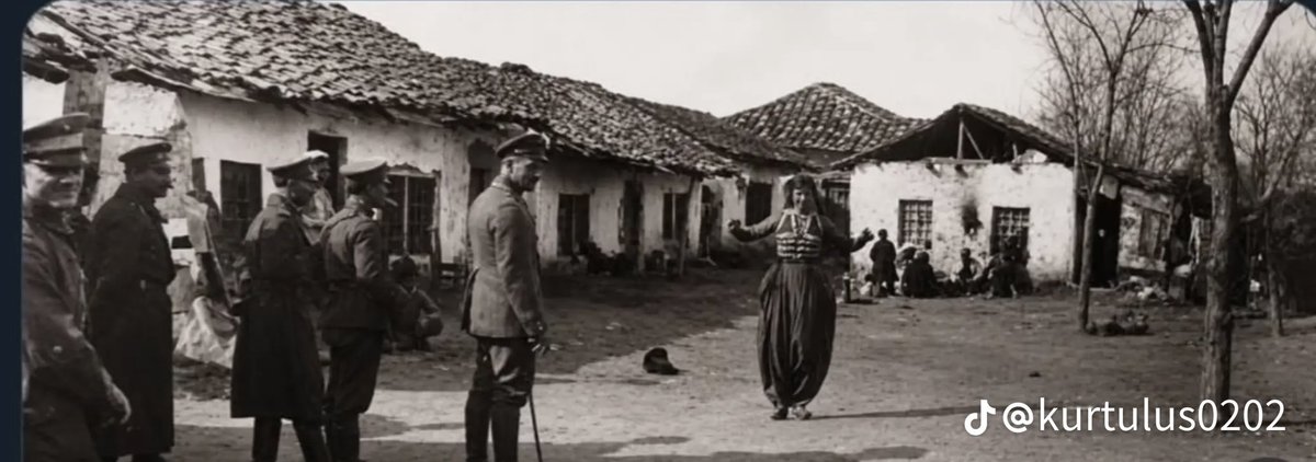 Sellanikli's tweet photo. Bir sabah uyanmışsın, eli sopalı işgalci anneni, eşini, kızını oynatıyor.
Oynarken fotoğrafını çekiyor.
Sonra bir başkomutan
aileni, vatanını kurtarıyor.
Tarla toprak veriyor.
Sana okuma yazma öğretiyor.
Memur, mühendis yapıyor ve 100 yıl sonra torunun ona dinsiz, ajan diyor. https://t.co/jdD1CL5hWP