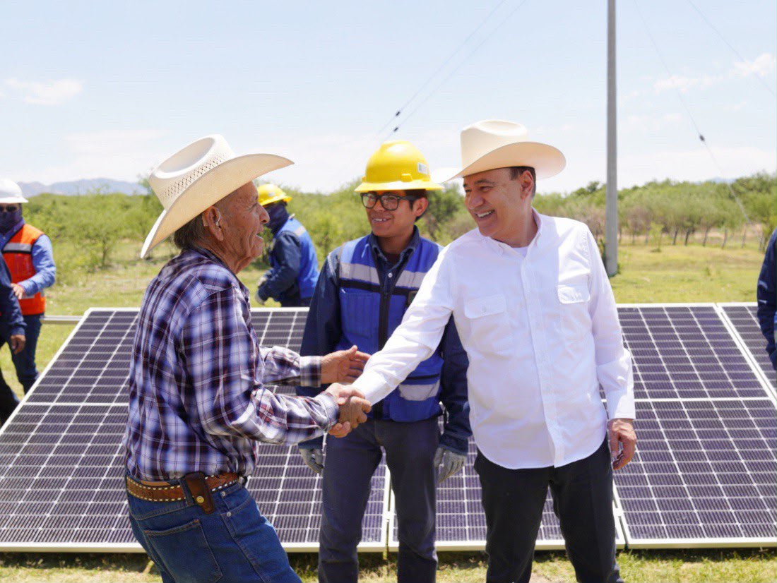 AlfonsoDurazo's tweet photo. Con el programa “Techos Solares para el Bienestar”, llevamos energía limpia a los hogares, así las familias reducen hasta un 70% del costo de su recibo de luz.

El Plan Sonora también significa ahorro, justicia social y bienestar para quienes más lo necesitan.

#sonorasetransforma #tierradeoportunidades