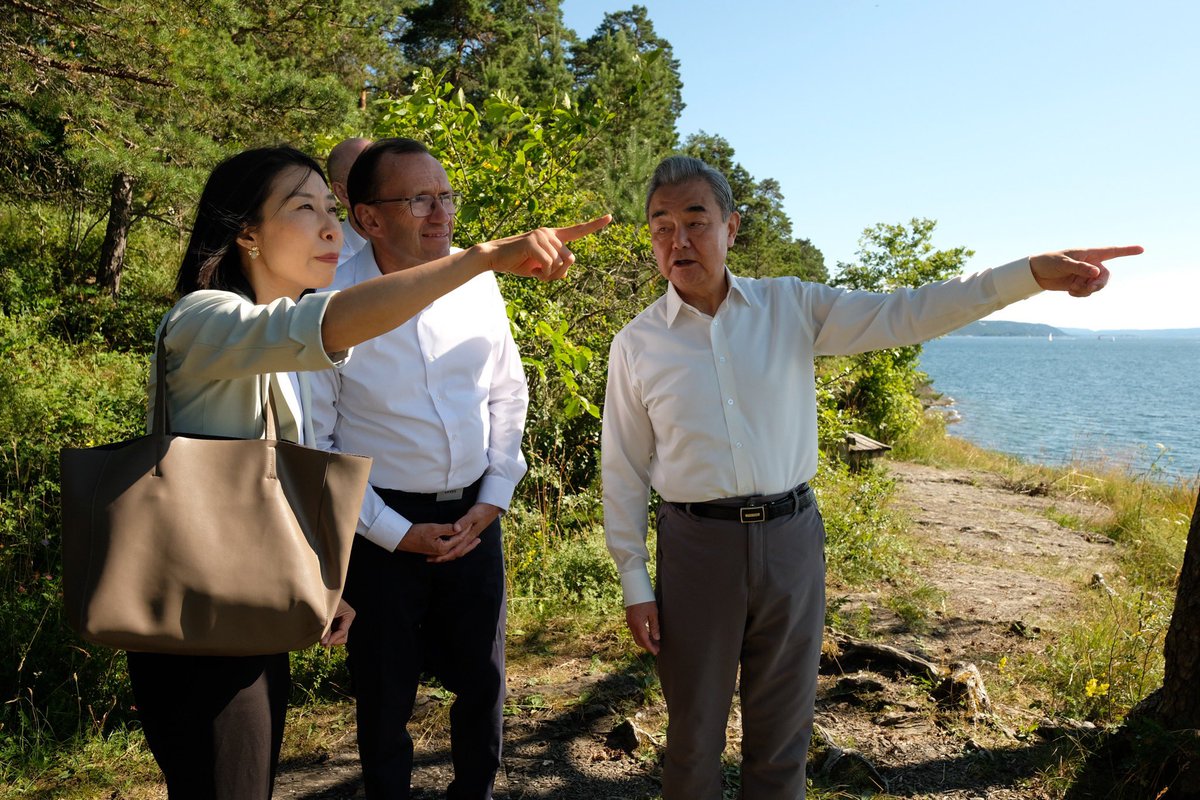 EspenBarthEide's tweet photo. Glad to receive 🇨🇳 Foreign Minister Wang Yi in Oslo, including for a pleasant stroll at Bygdøy. 

We discussed Ukraine, the Middle East, how to preserve a rules-based order, UN reform, trade, oceans management, freedom of navigation and cooperation in the green transition. https://t.co/CRu5goqzDt