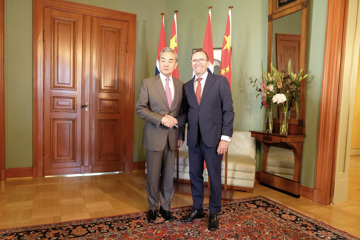 EspenBarthEide's tweet photo. Glad to receive 🇨🇳 Foreign Minister Wang Yi in Oslo, including for a pleasant stroll at Bygdøy. 

We discussed Ukraine, the Middle East, how to preserve a rules-based order, UN reform, trade, oceans management, freedom of navigation and cooperation in the green transition. https://t.co/CRu5goqzDt