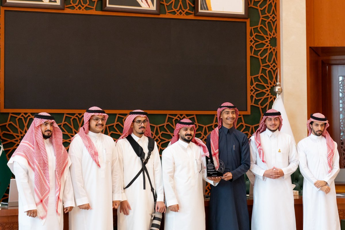 SAlzahraniSs's tweet photo. بكل فخر واعتزاز،
تشرفت بتكريمي من معالي سعادة رئيس جامعة الملك عبدالعزيز د. @tareefal ، وبدعم وتقدير من الرئيس التنفيذي للاتصال المؤسسي د. @mbfhrb ، وعميد كلية الاتصال والإعلام د. @anbajnaid ، و أ. @_kz44 
شكرًا لكل من منحني ثقته، وهذا التكريم دافع لمواصلة العطاء
#الملهمون https://t.co/zIrLD6iily