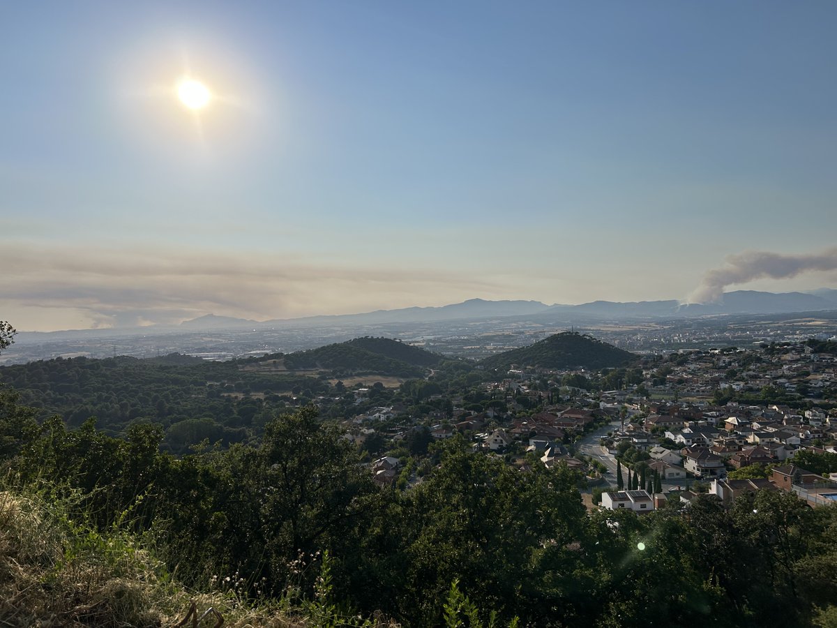 3CatInfoelTemps's tweet photo. Simultaneïtat d'incendis, a la dreta #IFSentmenat i a l'esquerra #IFAnoia.   

Podeu enviar les vostres fotos i vídeos al portal d'#ElTemps3Cat https://t.co/Zpkzwa6yQr 

Imatge: Sant Fost de Campsentelles, Ramon Requena. Moltes gràcies! https://t.co/SZqOK26nsG
