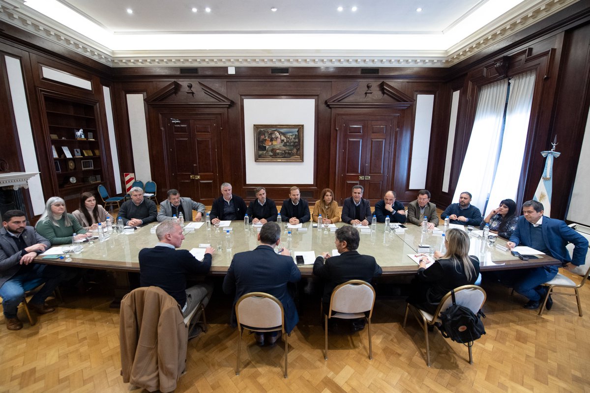 Kicillofok's tweet photo. Firmamos nuevos convenios de la Línea Municipios 2026 de @PciaLeasing para que más distritos puedan comprar bienes de capital para ejecutar obra pública, nueva tecnología en materia seguridad y equipamiento para fortalecer la salud y los servicios.

En contextos tan difíciles como el que estamos atravesando, estas herramientas se vuelven fundamentales porque brindan a los municipios la posibilidad de adquirir recursos para que sus vecinos vivan mejor.

✍️Veinticinco de Mayo, Avellaneda, Colón, Coronel Dorrego, Ezeiza, Lezama, Navarro, Pellegrini, Pilar, Quilmes, Rivadavia, Tres Arroyos y Zárate.

También firmamos un convenio con Bragado, Salliqueló y Avellaneda para acompañar a emprendedores independientes a través de la línea @pMicrocreditos.