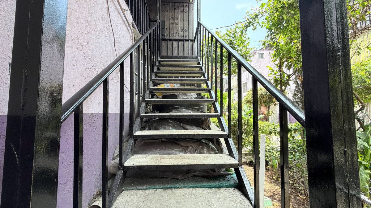 AlcCuauhtemocMx's tweet photo. 💙 Los espacios compartidos merecen estar a la altura de quienes los habitan.

Con la acción #RenaceCuauhtémoc, renovamos 7 escaleras en una unidad habitacional de la #ColoniaGuerrero, beneficiando directamente a 30 familias con mejores condiciones para su día a día. 🏡✨ https://t.co/IBm09gU7Sr