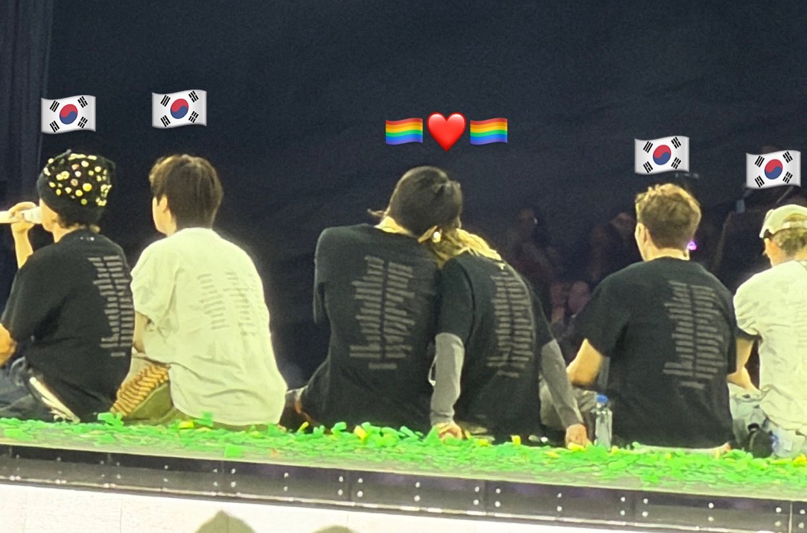 jmnblossoms's tweet photo. spot the couple https://t.co/lbMPZYfjRy