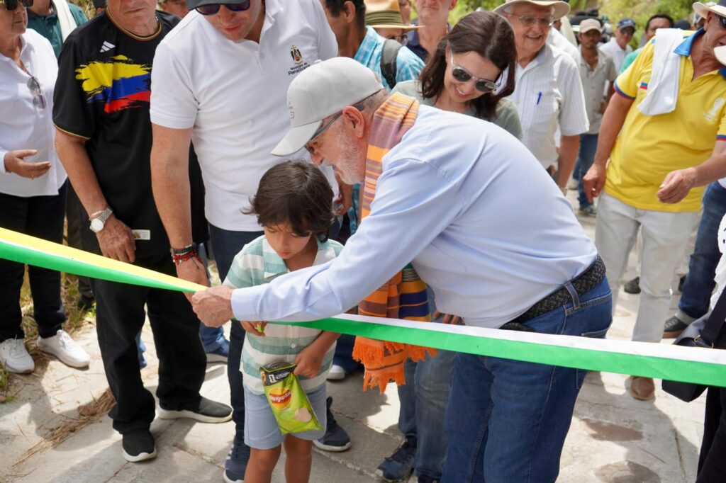 GoberCaldas's tweet photo. Entregamos 3,4 km de #PlacasHuella entre Montebello y Pueblo Nuevo, #Pensilvania, una obra construida mediante el mecanismo de #ObrasPorImpuestos que mejora la movilidad, fortalece la economía rural y transforma la calidad de vida de cientos de familias del oriente de Caldas. https://t.co/5ooJFyI4DK