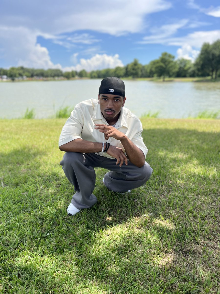 Viz_ThePoet1's tweet photo. 27 years young 🎊🙏🏾 https://t.co/1060qO4SOT