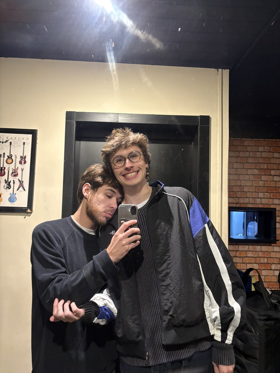 chavedefendamp3's tweet photo. 1 ano namorando com o amor da minha vida https://t.co/nWEJKkAl0I