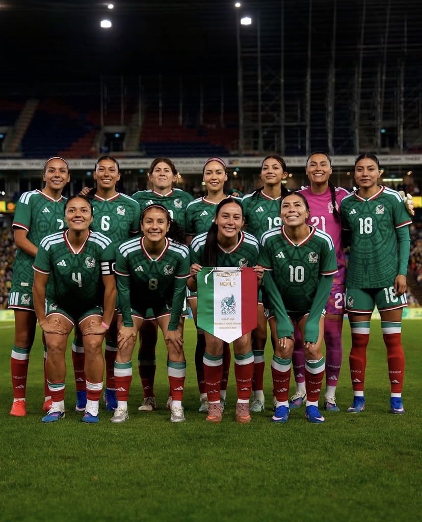 b_galha's tweet photo. ‼️Para todos los que acaban de descubrir la pasión futbolera nada de esperar 4 años. En Noviembre la selección femenil se juega el pase al Mundial de Brasil 2027 🇧🇷 y si eso es mucho esperar en Julio comienza la gloriosa Liga MX Femenil. La más vista en el MUNDO por cierto🤓 https://t.co/9yyTQf01c3