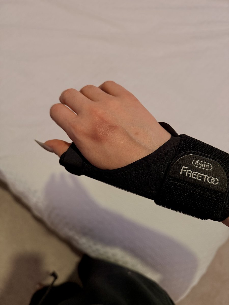 hellioncait's tweet photo. Any games I can play one handed? 🫩 https://t.co/QYOfI6y121