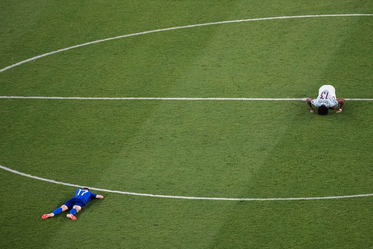 Muslim's tweet photo. 🇵🇹 Portugal’s  Renato Veiga performed sujdah after the victory against Croatia at the World Cup. https://t.co/hKCKhImdB1