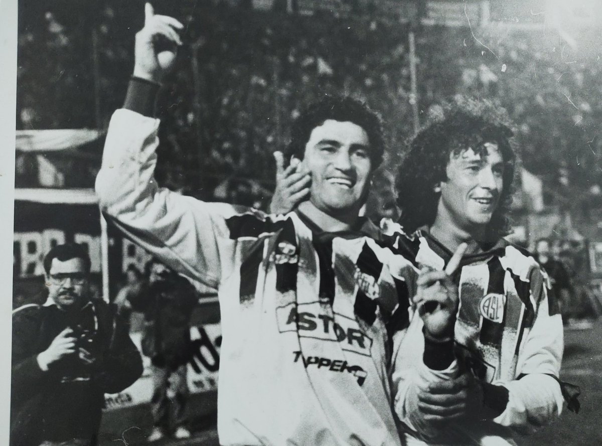 javimanja's tweet photo. Aprovechando el mensaje del Beto a @pipogorosito10, van algunas fotos de esa dupla unida por el fútbol y la amistad, aún con camisetas diferentes... https://t.co/9cezRau5xO