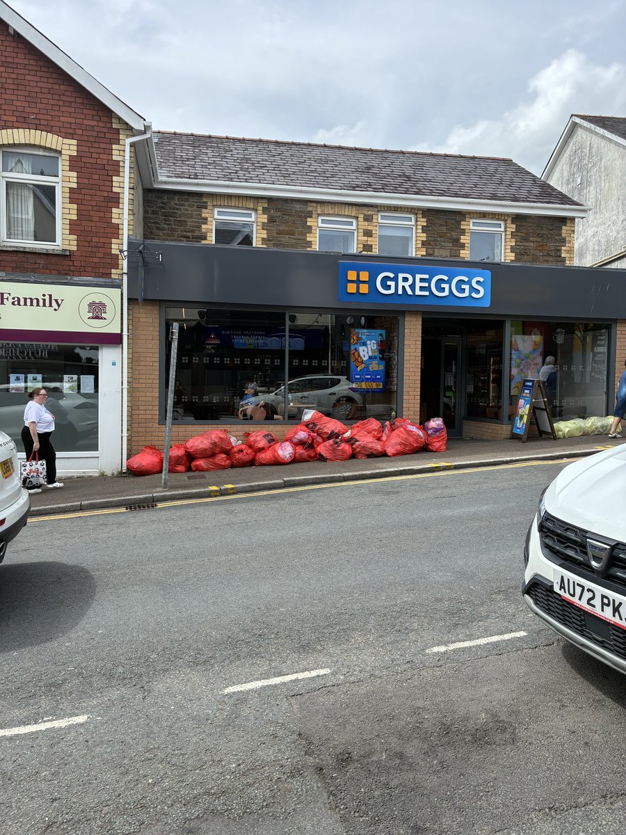 Danwhite08's tweet photo. @CaerphillyCBC 
Every single day this shit on our high street. Some days for over 12 hours. 
Do your job and get it sorted. 

@GreggsOfficial dirty pigs. https://t.co/6l82ir6reJ