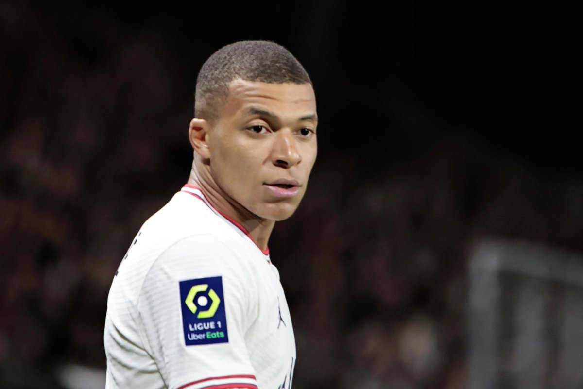 SputnikMundo's tweet photo. 🇫🇷❌⚽️ Autoridades francesas condenan dichos racistas de legisladora paraguaya sobre Mbappé

📌 Las ministras francesas de Deportes y de Ultramar, Marina Ferrari y Naïma Moutchou, respectivamente, manifestaron su rechazo absoluto ante los ataques racistas que la senadora paraguaya Celeste Amarilla, del opositor Partido Liberal Radical Auténtico, lanzó contra el delantero de la selección de Francia tras el partido con Paraguay en dieciseisavos de final de la Copa del Mundo.  

👉 Luego de que la escuadra francesa derrotó uno a cero a su similar del país sudamericano, Kylian Mbappé se negó a estrechar su mano con el portero de la Albirroja, Orlando Gil. Esta actitud fue criticada por la legisladora Amarilla, que declaró: "Bruto, no aprendió ni a escribir. En vez de leche materna, chupaba cocos y lo más instruido que escuchó eran chimpancés".

🗣 "Estas declaraciones son aberrantes, indignas y tanto más inaceptables en cuanto que provienen de una responsable política. Ante el racismo, no nos quedaremos en silencio", aseveró Ferrari, a quien se unió Moutchou, que tildó las declaraciones de repugnantes y exigió disculpas y sanciones por parte de la FIFA.