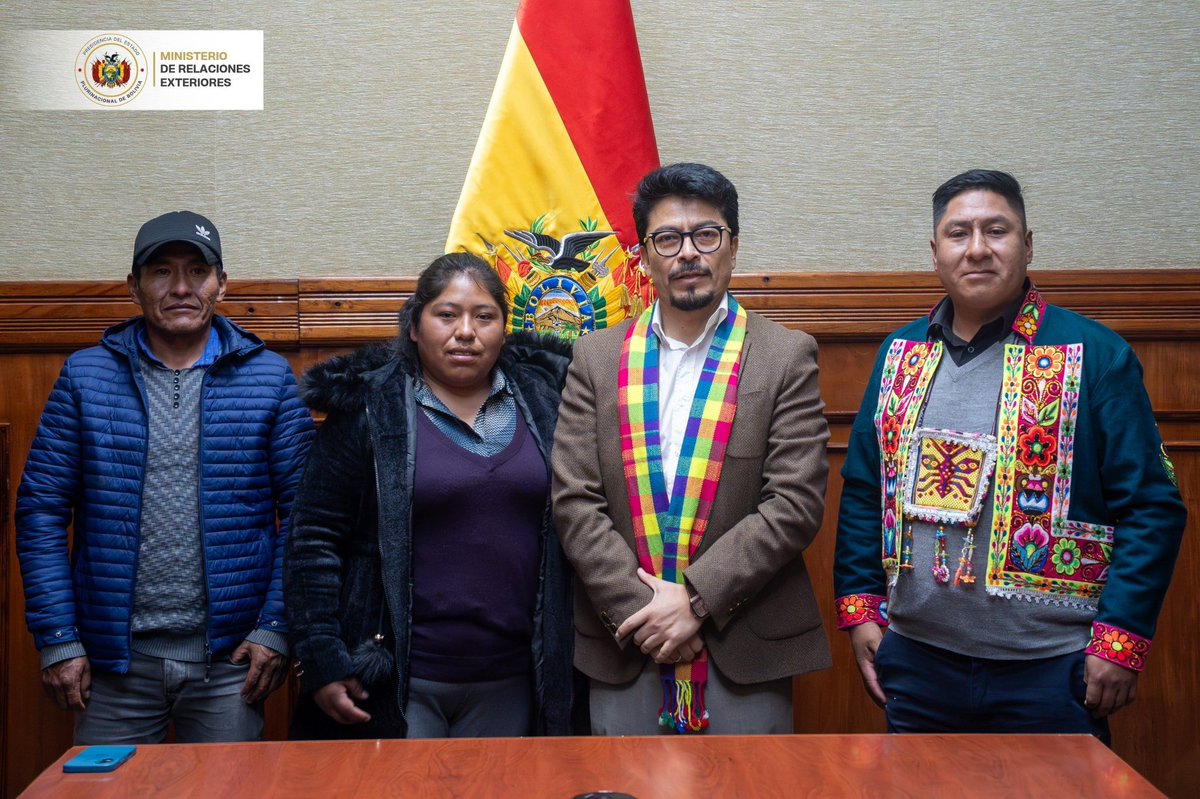 MRE_Bolivia's tweet photo. El ministro de Relaciones Exteriores, Fernando Aramayo Carrasco, recibió la visita de autoridades del Gobierno Autónomo Municipal de Uncía, Potosí, encabezadas por su alcalde, Adhemar Igor Choque Toribio.

Durante el encuentro se abordaron las principales necesidades y potencialidades del municipio, así como oportunidades para fortalecer la cooperación internacional y promover su acercamiento con el cuerpo diplomático acreditado en Bolivia, en apoyo a iniciativas de desarrollo local.

La reunión permitió coordinar acciones orientadas a facilitar el relacionamiento de Uncía con instancias nacionales y socios de cooperación internacional, fortaleciendo la articulación entre los territorios y la comunidad internacional.

#BoliviaAlMundo #DiplomaciaParaElDesarrollo #CooperaciónInternacional #Uncía #Potosí
