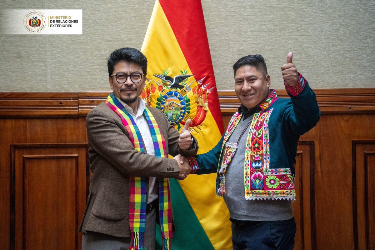 MRE_Bolivia's tweet photo. El ministro de Relaciones Exteriores, Fernando Aramayo Carrasco, recibió la visita de autoridades del Gobierno Autónomo Municipal de Uncía, Potosí, encabezadas por su alcalde, Adhemar Igor Choque Toribio.

Durante el encuentro se abordaron las principales necesidades y potencialidades del municipio, así como oportunidades para fortalecer la cooperación internacional y promover su acercamiento con el cuerpo diplomático acreditado en Bolivia, en apoyo a iniciativas de desarrollo local.

La reunión permitió coordinar acciones orientadas a facilitar el relacionamiento de Uncía con instancias nacionales y socios de cooperación internacional, fortaleciendo la articulación entre los territorios y la comunidad internacional.

#BoliviaAlMundo #DiplomaciaParaElDesarrollo #CooperaciónInternacional #Uncía #Potosí