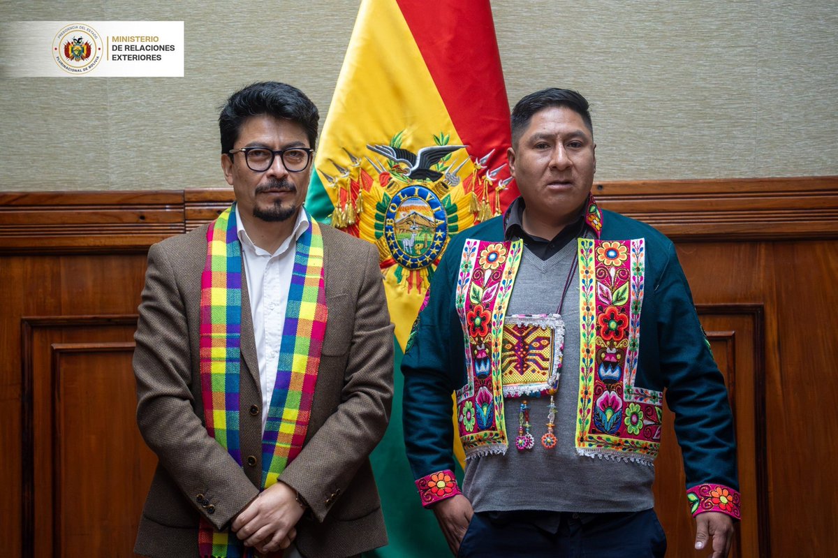 MRE_Bolivia's tweet photo. El ministro de Relaciones Exteriores, Fernando Aramayo Carrasco, recibió la visita de autoridades del Gobierno Autónomo Municipal de Uncía, Potosí, encabezadas por su alcalde, Adhemar Igor Choque Toribio.

Durante el encuentro se abordaron las principales necesidades y potencialidades del municipio, así como oportunidades para fortalecer la cooperación internacional y promover su acercamiento con el cuerpo diplomático acreditado en Bolivia, en apoyo a iniciativas de desarrollo local.

La reunión permitió coordinar acciones orientadas a facilitar el relacionamiento de Uncía con instancias nacionales y socios de cooperación internacional, fortaleciendo la articulación entre los territorios y la comunidad internacional.

#BoliviaAlMundo #DiplomaciaParaElDesarrollo #CooperaciónInternacional #Uncía #Potosí