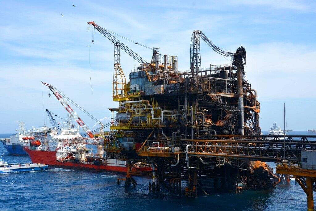 SputnikMundo's tweet photo. 🛢🇲🇽🇧🇷 Pemex estima producir más de 1,8 millones de barriles de petróleo diarios tras acuerdo con Petrobras

La empresa paraestatal mexicana prevé un incremento en sus capacidades de exploración, mismo que se reflejaría en la producción de crudo, de acuerdo con la presidenta Claudia Sheinbaum.

✍️ En conferencia de prensa, la mandataria mexicana detalló que el reciente acuerdo firmado con la petrolera brasileña permitirá realizar más trabajos en lugares como el complejo Cantarell (sureste), gracias a que Petrobras es una de las compañías líderes en este ramo.

Con ello, se busca que Pemex pueda cumplir con su meta de una producción diaria de 1,8 millones de barriles diarios, donde se suman los cambios estructurales que permitieron tener un mejor control de la firma.