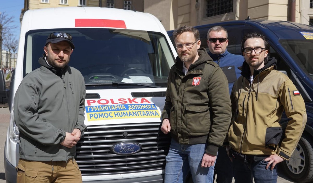 BoguckiZbigniew's tweet photo. Ukraińska organizacja pozarządowa o nazwie „Myrotworeć” (Centrum Badań Oznak Przestępstw Przeciwko Bezpieczeństwu Narodowemu Ukrainy, Pokoju, Bezpieczeństwu Ludzkości i Międzynarodowemu Ładowi Prawnemu) uznała mnie za „wroga Ukrainy” i  „zagrożenie dla suwerenności i integralności terytorialnej Ukrainy”. 

Odpowiem temu osobliwemu towarzystwu tak:
Nadal będę robił to, co dobre i słuszne, po prostu to, co ludzkie. Będę wspierał ludzi, którzy cierpią na Ukrainie przez ruskie hordy realizujące neoimperialistyczną politykę Putina.
Jednocześnie będę nadal nazywał po imieniu ukraińskich szowinistów z UPA i OUN zbrodniarzami, którzy dokonali bestialskiego ludobójstwa na ludności cywilnej: dzieciach, kobietach i osobach starszych na Wołyniu oraz w Małopolsce Wschodniej. Ziemie te są dzisiaj integralną częścią Ukrainy. Nigdy też nie zaakceptuję kultu tych zbrodniarzy i nazywania ich „bohaterami”, ale będę jak wszyscy cywilizowani ludzie, domagał się godnego pochówku Ofiar banderyzmu: naszych rodaków i ludzi innych narodowości.

Jako wojewoda z ramienia polskiego rządu koordynowałem pomoc ukraińskim uchodźcom wojennym na Pomorzu Zachodnim udzielaną w bezprecedensowej skali przez administrację rządową i samorządową, organizacje pozarządowe oraz tysiące Polaków.

Prywatnie, niespełna dwa miesiące po wybuchu wojny, pojechałem ze znajomymi na Ukrainę z transportem pomocy humanitarnej (zdjęcie poniżej).

Nie jestem zatem wrogiem Ukrainy. Jestem natomiast wrogiem banderyzmu, kłamstw historycznych i próby przemilczenia leżących w zbiorowych mogiłach Ofiar ukraińskiego szowinizmu. Jestem także wrogiem putinowskiej Rosji. Żeby jednak to zrozumieć, niektórzy na Ukrainie musieliby stanąć w prawdzie historycznej oraz w prawdzie bieżących wydarzeń i wyleczyć się z antypolonizmu.