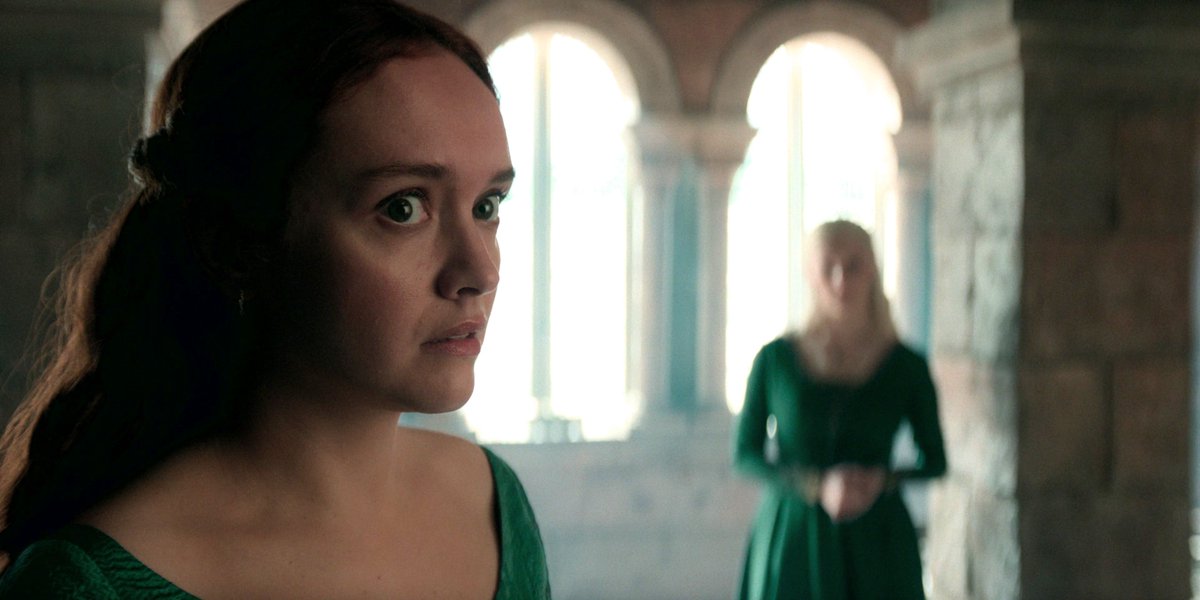 PortalASOIAF's tweet photo. Não faz sentido nenhum a Rhaenyra se abalar com isso. "Ah, mas na série ela é boa", "ah, mas na série..."
Sim! Mas estamos falando do alto preço em sangue que ela vem pagando. 

Na própria série, o pai dela morreu e os verdes deixaram o corpo apodrecendo nos aposentos enquanto coroavam o Aegon. Rhaenyra não pôde sequer entregar o pai à pira de fogo.

Na própria série, ela sofreu um parto prematuro que causou a morte de seu bebê por causa da notícia da traição e da morte do pai.

Na própria série, o Lucerys morreu por causa da guerra pela sucessão.

Na própria série, o Jace morreu por causa dessa guerra.

Não vejo como uma mãe castigada pelas perdas de seus filhos e pelo roubo de sua coroa poderia se comover com a morte necessária de um homem que esteve por trás de toda a tragédia de sua vida.

E Alicent não é isenta de culpa para cobrar Rhaenyra e se sentir no direito de levantar a voz ao fazer isso.

Foi a própria Alicent que trabalhou o psicológico do Aegon, voltando-o contra Rhaenyra e os filhos dela. Lembram que as crianças conviviam e brincavam umas com as outras, e Alicent fez todo um discurso de ódio para colocar Aegon contra a meia-irmã e seus filhos? (Episódio 1x06 e episódio 1x07). 

Às vezes é preciso desligar o cérebro para se divertir com a série. Sustentar a narrativa de que Alicent sempre foi uma marionete custa um pouco da nossa inteligência enquanto espectadores. E, por consequência, isso se estende para o comportamento da Rhaenyra. É engraçado pois nas cenas seguintes Rhaenyra comenta com a Mysaria que sente muita raiva e vai ir atrás de quem matou seus filhos, mas quando se encontra diante dos maiores responsáveis, estremece, parece sentir remorso.  #HouseoftheDragon