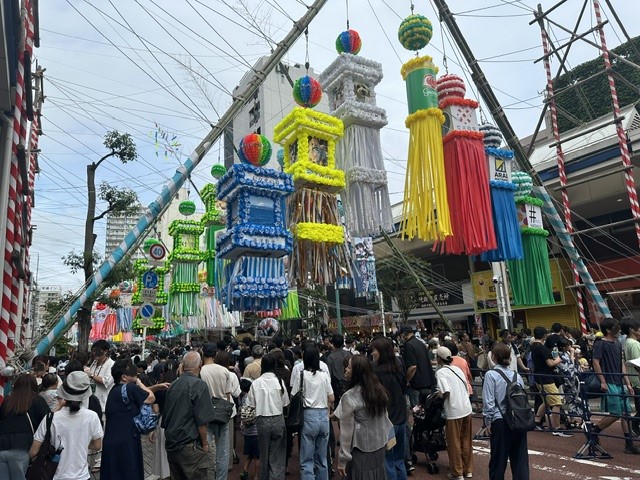 JapanGuide_JGR's tweet photo. 📘全国通訳案内士（通訳ガイド）の現場ノート44
「通訳ガイドだから出会える、その日だけの風景」

７月に入り、週末は日本三大七夕祭りの一つである平塚七夕まつり、そして７月１日には富士山五合目で開山を祝う御神輿にもガイドとして立ち会うことができました。

通訳案内士の仕事の魅力の一つは、季節ごとの行事や、その年、その日ならではの景色をゲストと一緒に体験できること。

毎回、「この仕事をしていなければ出会えなかっただろう」と感じる光景や出来事があります。また、個人・団体を問わず、素敵なゲストや関係者の皆さまとご一緒できることにも、いつも感謝しています。

そして、こうした行事では海外ゲストから思いがけない質問をよくいただきます。
例えば、神社やお祭りで御神輿に遭遇すると、お客様からいろいろ聞かれますし、全国通訳案内士２次試験でも準備しておきたいトピックでもありますね。

五穀豊穣や神様への感謝など、担ぐ理由を説明した後、

OK, Makoto. What are the chants people shout while carrying the portable shrine?

みたいな質問を今回は受けました。
「わっしょい、ワッショイ！」のことですが、皆様ならどのように英語で説明されますか？

通訳ガイドを続けていると、「教科書には載っていない質問」に出会うことが本当に多いですね☆

P.S. 先週は新しいエリアでのツアーも担当し、多くの学びがありました。引き続き、一つひとつの現場を楽しみながら積み重ねていきたいと思います。
現役ガイドの皆さま、受験生の皆さま、それぞれの目標に向かってはりきっていきましょう！