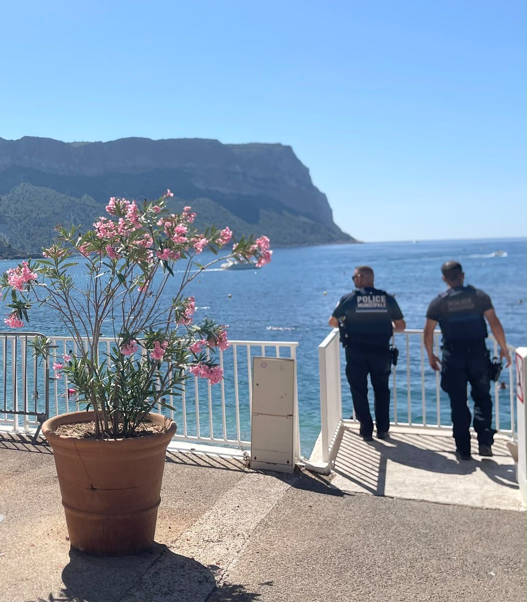 GmurHelen's tweet photo. ##Cassis #France #lbeach #Police https://t.co/ufbVLIQKIu