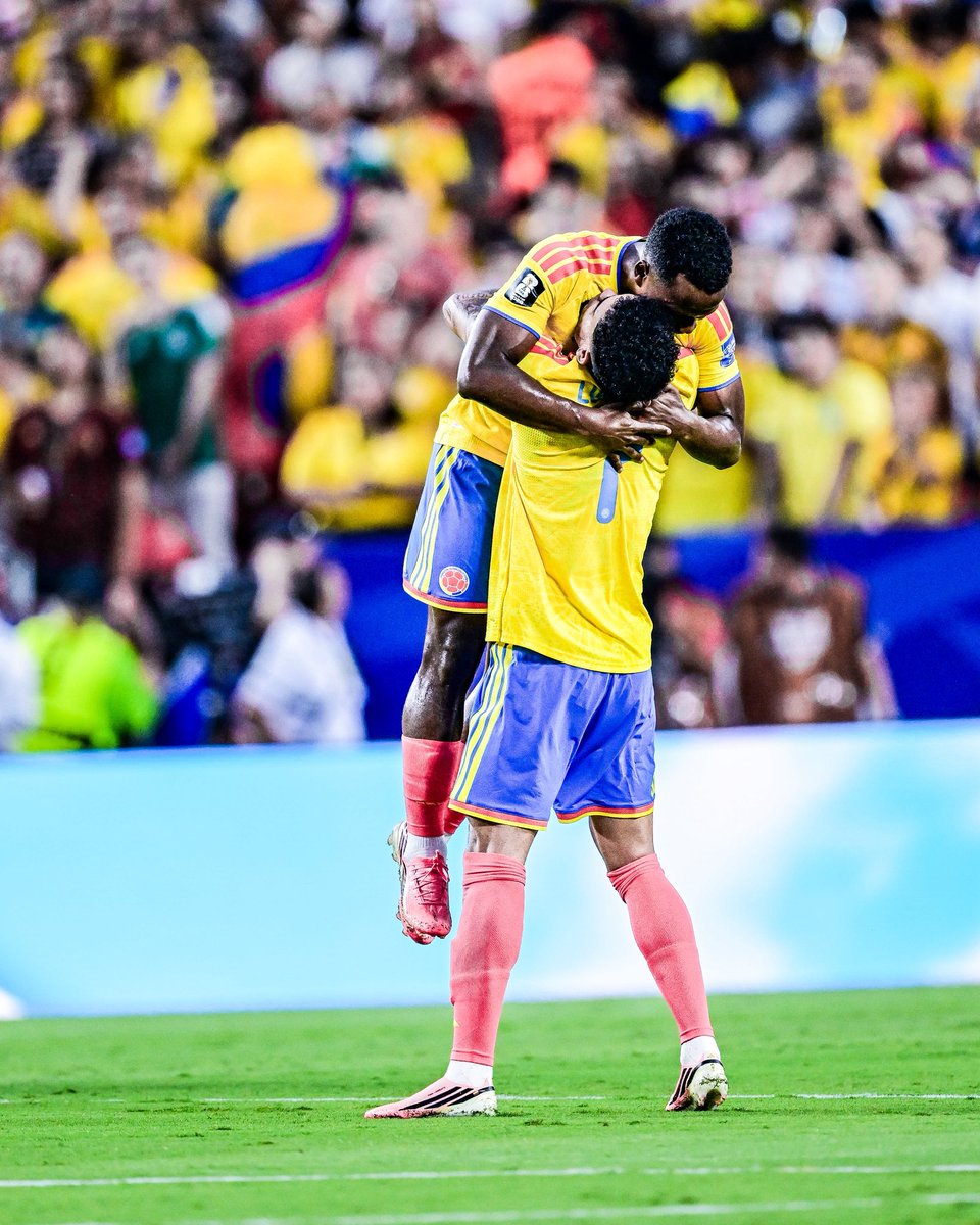 AfoSuarez's tweet photo. Postales de una noche amarilla en Kansas.

#Mundial #Colombia https://t.co/c6uD6gMHU8
