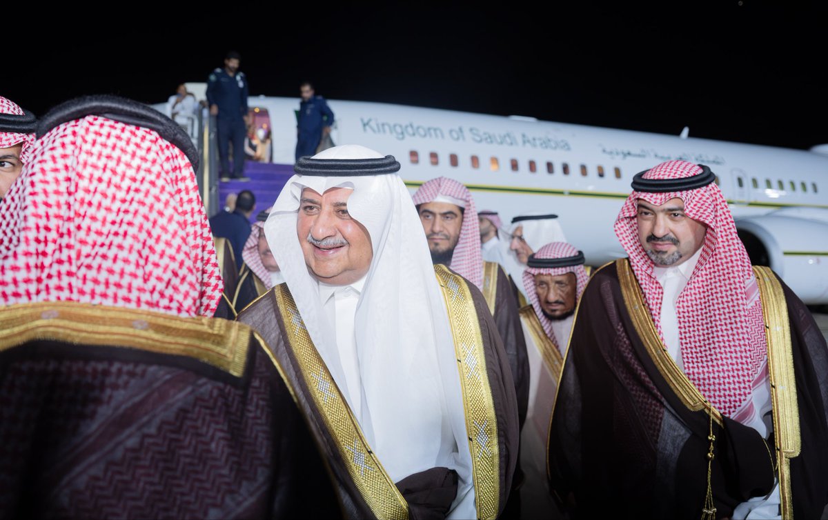 tabuk1news's tweet photo. سمو #أمير_منطقة_تبوك الأمير #فهد_بن_سلطان_بن_عبدالعزيز   
يصل إلى تبوك وكان في مقدمة مستقبلي سموه صاحب السمو الملكي الأمير خالد بن سعود بن عبدالله الفيصل بن عبدالعزيز نائب أمير منطقة تبوك، ووكيل إمارة المنطقة محمد بن عبدالله الحقباني، ورؤساء المحاكم ووكلاء الإمارة المساعدون والمحافظون ومديرو الإدارات الحكومية المدنية والعسكرية، ومشايخ القبائل وجمع من المواطنين.
