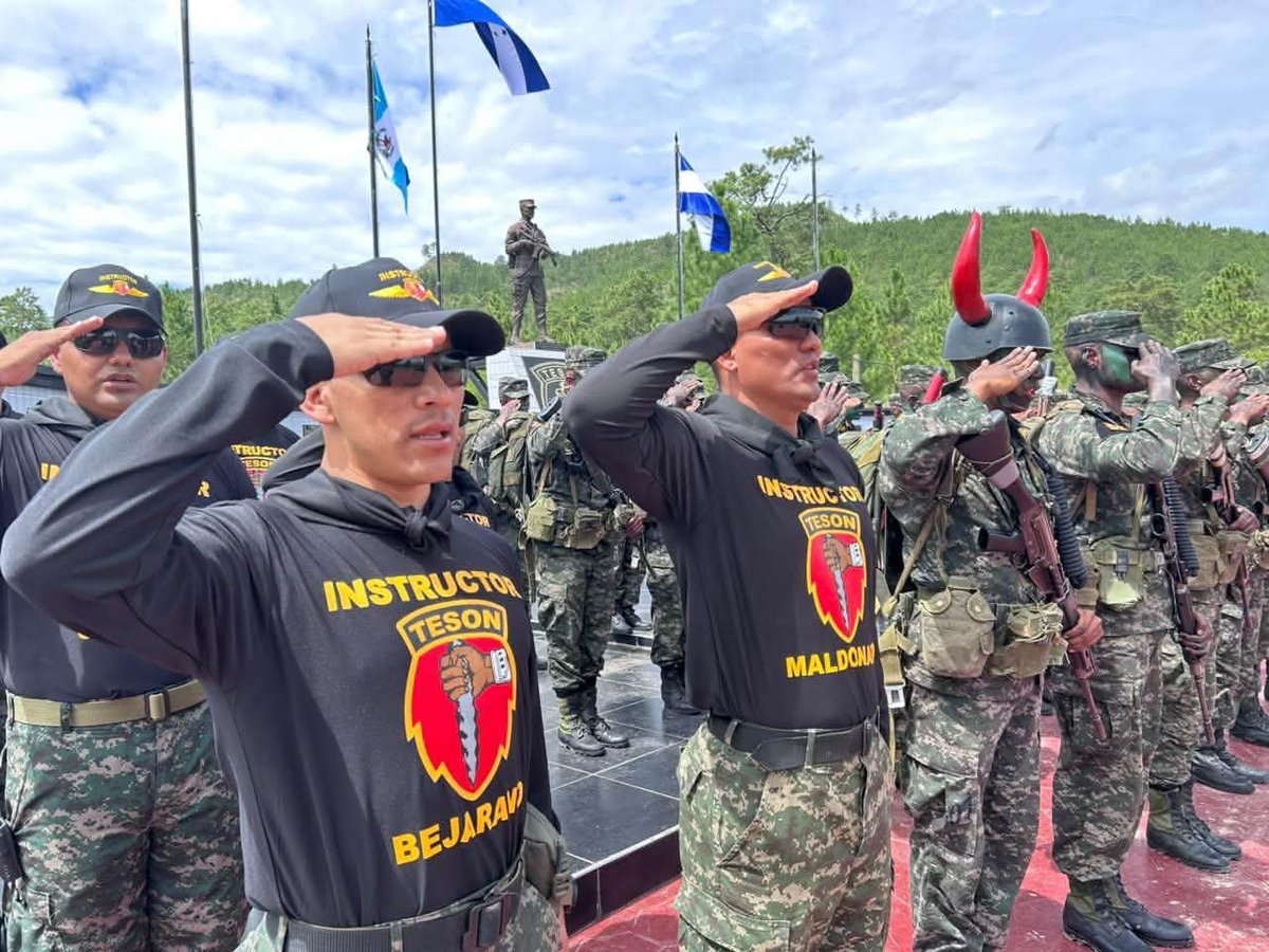 FFAAHN's tweet photo. #AdiestramientoMilitar || Con el propósito de fortalecer las capacidades operativas del personal militar, este día dio inicio el Curso Internacional de Tropas Especializadas en Selvas y Operaciones Nocturnas #TESON No. 36-2026, con la participación de 61 alumnos, entre ellos un representante de la hermana República de Nicaragua y otro de la República de Guatemala.
Previo al inicio del curso, los aspirantes fueron sometidos a un riguroso proceso de selección que incluyó evaluaciones físicas, psicológicas y médicas, garantizando que cuenten con las condiciones necesarias para afrontar uno de los programas de entrenamiento de mayor exigencia de las Fuerzas Armadas.
El curso se desarrollará en tres fases operativas, orientadas al fortalecimiento de habilidades básicas, operaciones anfibias, de montaña, asalto aéreo, aeromóviles y combate cercano, finalizando con entrenamiento en selva, adaptación al entorno y conducción de operaciones en ambientes hostiles, consolidando así personal altamente capacitado para el cumplimiento de las misiones institucionales.
#FuerzasArmadasHN