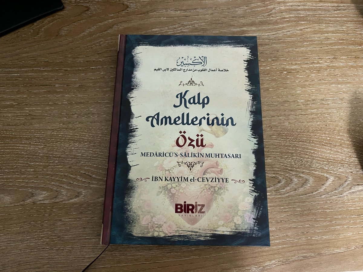omertlhaseker's tweet photo. “Bilhassa Allah’ın şerefli kıldığı Mekke’de ikamet ettiğim süre zarfında, tavaf esnasında veya sair zamanlarda, hareket etmemi neredeyse imkânsız hale getiren ızdırap verici ağrılar nüksederdi. Hemen Fatiha okumaya koyulur, elimle ağrıyan yeri sıvazlardım. Sanki üzerimden bir taş düşmüşçesine o ağırlık ve acı kaybolur giderdi. Bunu defalarca tecrübe ettim.

Yine bir kâse zemzem suyu alır, üzerine defalarca Fatiha okur ve içerdim. Onda, tıbbi ilaçlarda hiç rastlamadığım büyük bir fayda ve kuvvet bulurdum. Hakikatte Fatiha’nın sırrı, bu anlattıklarımdan çok daha büyüktür. Lakin netice alabilmek, imanın kuvvetine ve yakînin sıhhatine bağlıdır.”

- İbn Kayyım (r.h)