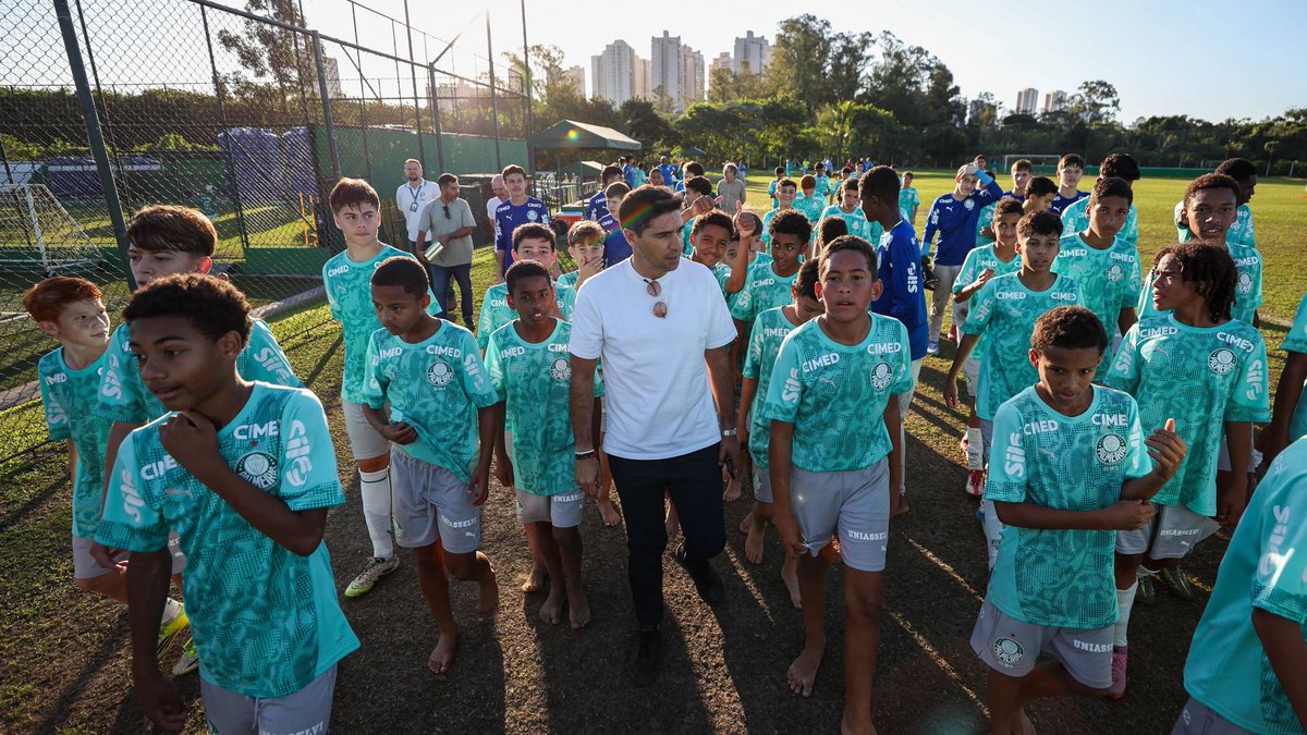 Verdao_infos's tweet photo. 🚨 Palmeiras restringe uso de celular no CT da base.

Jogadores e funcionários não poderão mais utilizar aparelhos celulares nas dependências da Academia 2 durante o período de treinamentos.

João Paulo Sampaio, coordenador da base, explicou por que o Palmeiras resolveu proibir o uso de celulares na Academia 2. 

– Estamos vendo uma epidemia de ansiedade e depressão nos jovens, e muito disso tem a ver com as telas. Resolvemos proibir o uso de celular no CT por parte de atletas e funcionários nas áreas comuns, para que todos tenham convivência social e foco nas tarefas. A partir do momento em que você entra aqui, não pode mais pegar no celular; apenas quando sai, depois da portaria.

Via @geglobo 
📸 Fabio Menotti