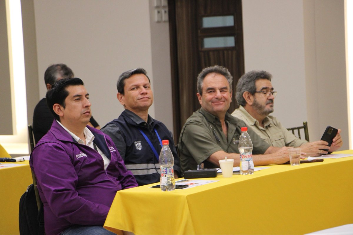 AgrocalidadEC's tweet photo. "Desde Agrocalidad reafirmamos nuestro compromiso de trabajar junto al sector avícola para proteger el patrimonio zoosanitario, fortalecer la producción nacional y abrir nuevas oportunidades para nuestros productores", señaló Lenin Rosero Director Ejecutivo.
#GobiernoDelEcuador🇪🇨 https://t.co/A32wQfwhL9