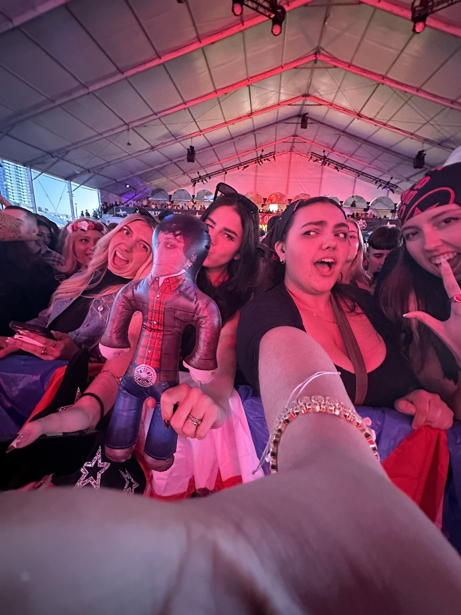 UDONTGO2PARTIES's tweet photo. life is so whimsical and magical and star filled! #EASCalgary ⭐️⭐️⭐️
.@Luke5SOS @kissmeforalways https://t.co/EQIlxfBaf7