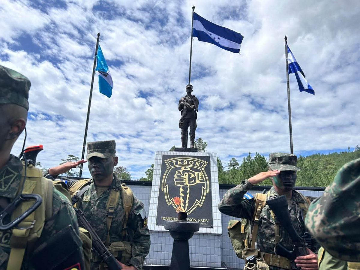 FFAAHN's tweet photo. #AdiestramientoMilitar || Con el propósito de fortalecer las capacidades operativas del personal militar, este día dio inicio el Curso Internacional de Tropas Especializadas en Selvas y Operaciones Nocturnas #TESON No. 36-2026, con la participación de 61 alumnos, entre ellos un representante de la hermana República de Nicaragua y otro de la República de Guatemala.
Previo al inicio del curso, los aspirantes fueron sometidos a un riguroso proceso de selección que incluyó evaluaciones físicas, psicológicas y médicas, garantizando que cuenten con las condiciones necesarias para afrontar uno de los programas de entrenamiento de mayor exigencia de las Fuerzas Armadas.
El curso se desarrollará en tres fases operativas, orientadas al fortalecimiento de habilidades básicas, operaciones anfibias, de montaña, asalto aéreo, aeromóviles y combate cercano, finalizando con entrenamiento en selva, adaptación al entorno y conducción de operaciones en ambientes hostiles, consolidando así personal altamente capacitado para el cumplimiento de las misiones institucionales.
#FuerzasArmadasHN