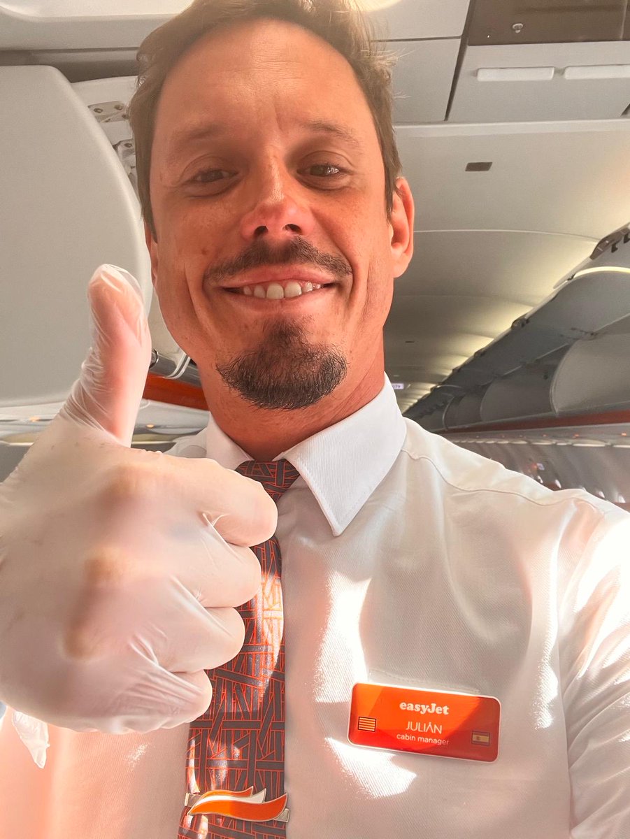 Manuel_M_A's tweet photo. Muchas gracias a este trabajador de la tripulación de @easyJet del vuelo Nantes Alicante por recuperar el móvil de mi señora. Me has salvado de una buena semana de gestiones y papeleo 🤗 https://t.co/JHiF7piUGi