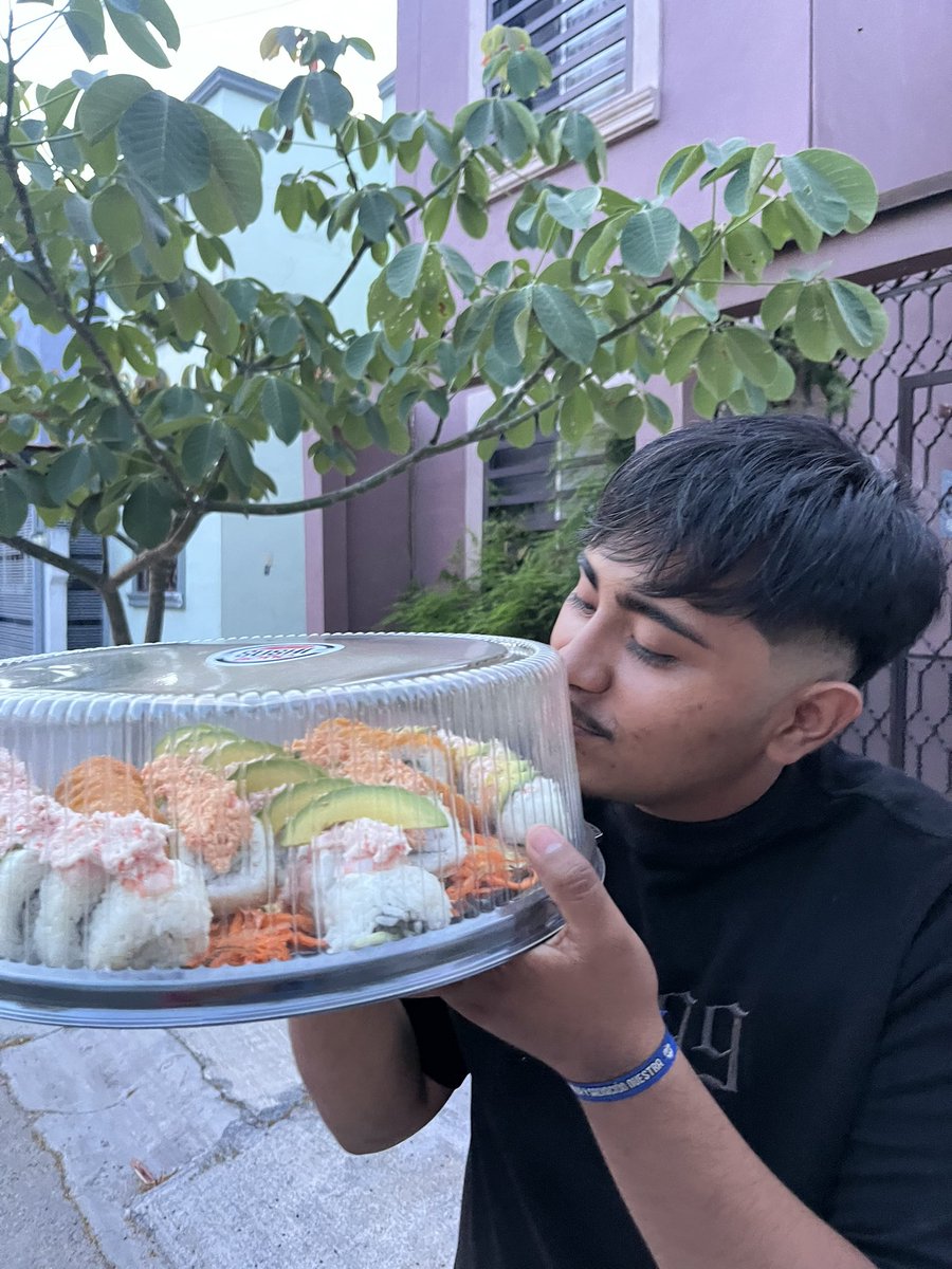 karoolita_'s tweet photo. creo que él es súper feliz con un pequeño sushito, te amo mi vida 💘 https://t.co/8TuFHqN4QO