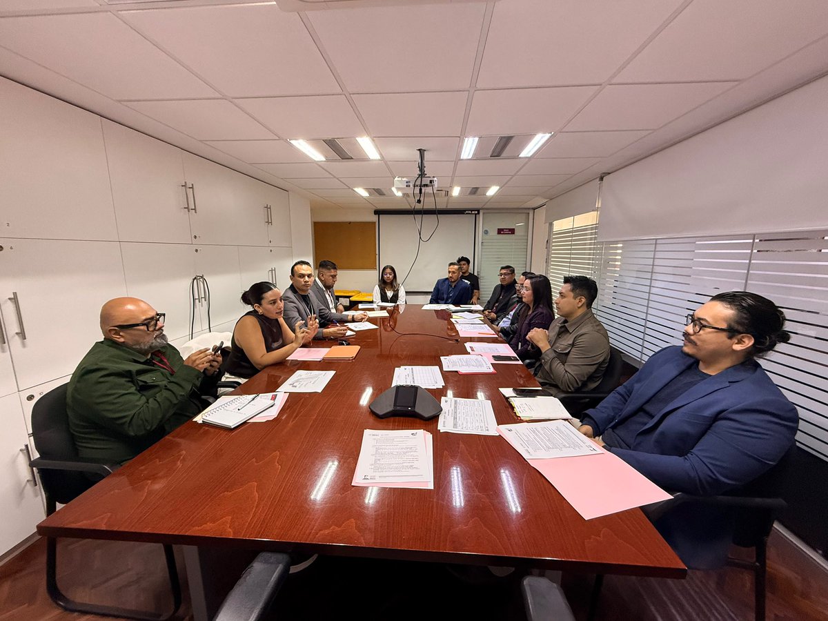 RockAvilaISSSTE's tweet photo. Iniciamos las semana con productivas reuniones de trabajo, el día de hoy sostuvimos una sesión entre la Dirección de Oficinas de Representación del @ISSSTE_mx y el equipo del INDAABIN. 
La coordinación interinstitucional es la base para transformar la atención que brindamos a la derechohabiencia. Seguimos.