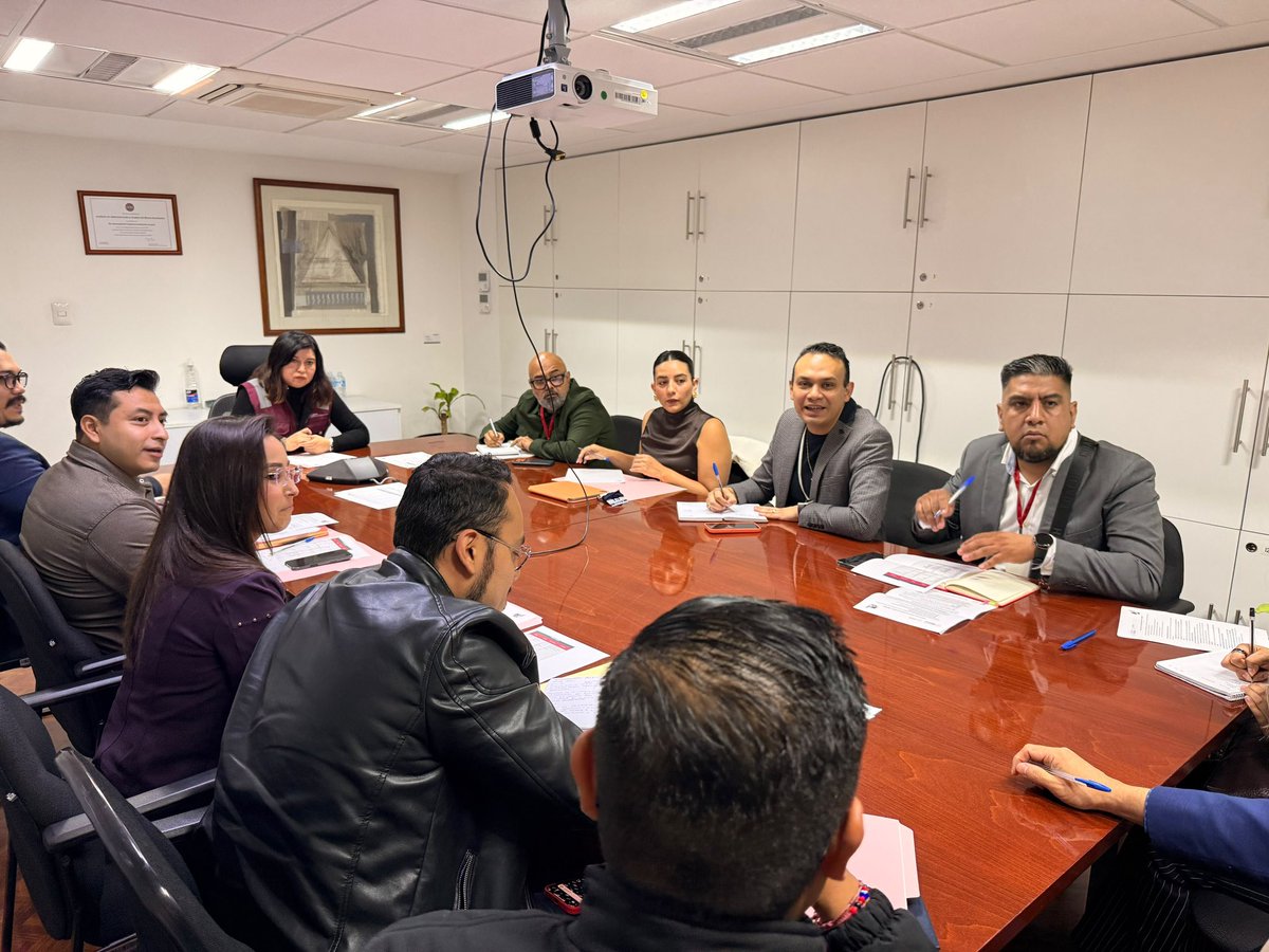 RockAvilaISSSTE's tweet photo. Iniciamos las semana con productivas reuniones de trabajo, el día de hoy sostuvimos una sesión entre la Dirección de Oficinas de Representación del @ISSSTE_mx y el equipo del INDAABIN. 
La coordinación interinstitucional es la base para transformar la atención que brindamos a la derechohabiencia. Seguimos.