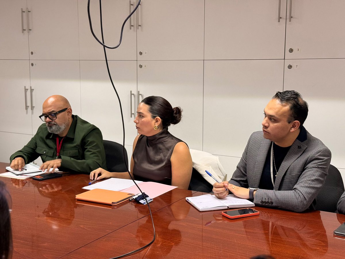 RockAvilaISSSTE's tweet photo. Iniciamos las semana con productivas reuniones de trabajo, el día de hoy sostuvimos una sesión entre la Dirección de Oficinas de Representación del @ISSSTE_mx y el equipo del INDAABIN. 
La coordinación interinstitucional es la base para transformar la atención que brindamos a la derechohabiencia. Seguimos.