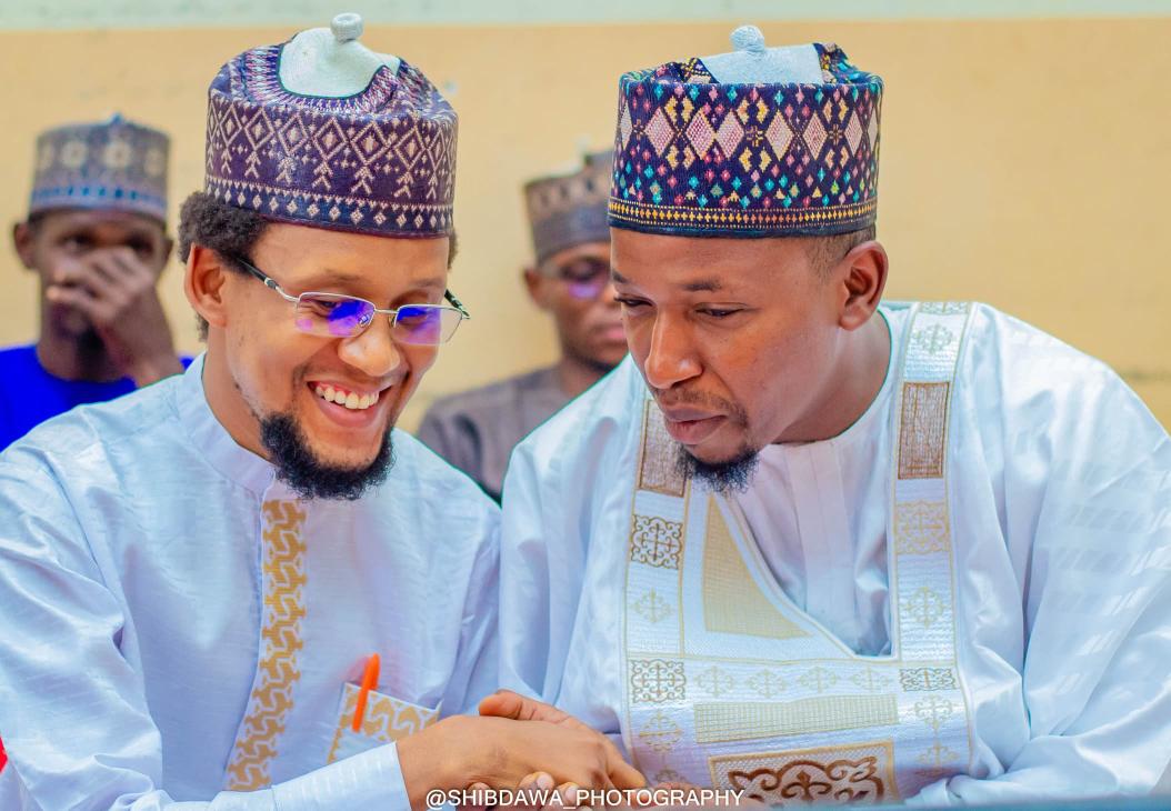 Mahmoudsardauna's tweet photo. Abubuwa huɗu (4) duk wanda yazo profile ɗinka yake lura da su.

Domin samun followers da zaka amfana dasu, su amfana da kai, 

To ka rike waɗannan abubuwan kamar haka:

1. Branding
2. Quality na content ɗinka
3. Engagement - reply, comment, like.
4. Authenticity and personality

Ga bayaninsu cikin sauki

1. Branding - Profile picture ɗinka, BIO ɗinka, Banner na profile ɗinka, sauran hotuna da kake ɗaurawa a profile ɗinka.

Salon rubutunka, shin ka banbanta da saura.

3. Quality na content ɗinka - Shin akwai abin karuwa a cikin content ɗinka, shin contents dinka na da saukin fahimta ga beginner, shin yana kiran mutane zuwa ga tattaunawa da tofa albarkacin bakinsu.

3. Authenticity - Shin shafinka yana da rubutun ilimi ko kawai shafin tallace-tallace ne, kamar airdrops, raiding, KOL, da aikinka na StonFi, InFoFi kawai 😂

4. Engagement - kana reply na DMs ɗinka comments ɗinka, liking na comments na followers ɗinka.

Ko kaima Sarkin X ne, sai dai ka jira a maka.

Ko wanne ka bashi marking 25%.

Sai ka kalli profile ɗinka, ka rubuta marking nawa profile ɗinka ya chanchanci ya samu.

Ina comment section 👇